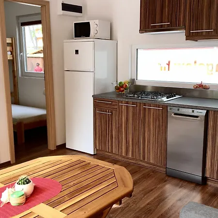 Kompleks wypoczynkowy Mediteran Travel Mobile Homes Galeb 3*