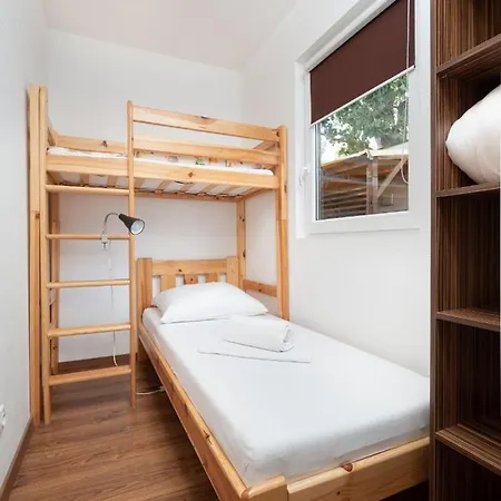 Kompleks wypoczynkowy Mediteran Travel Mobile Homes Galeb 3*