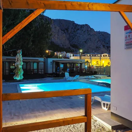 Kompleks wypoczynkowy Mediteran Travel Mobile Homes Galeb 3*